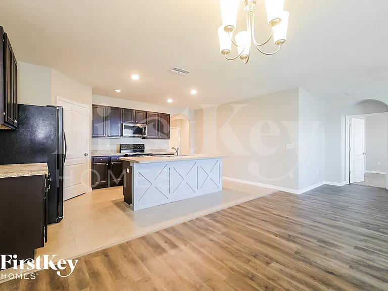 211 Bella Dr — Photo 4