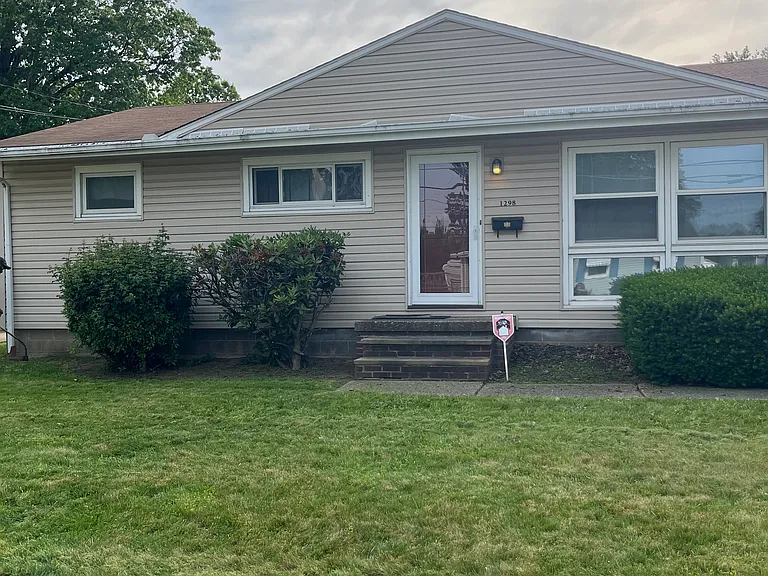 1298 Ada St — Photo 1