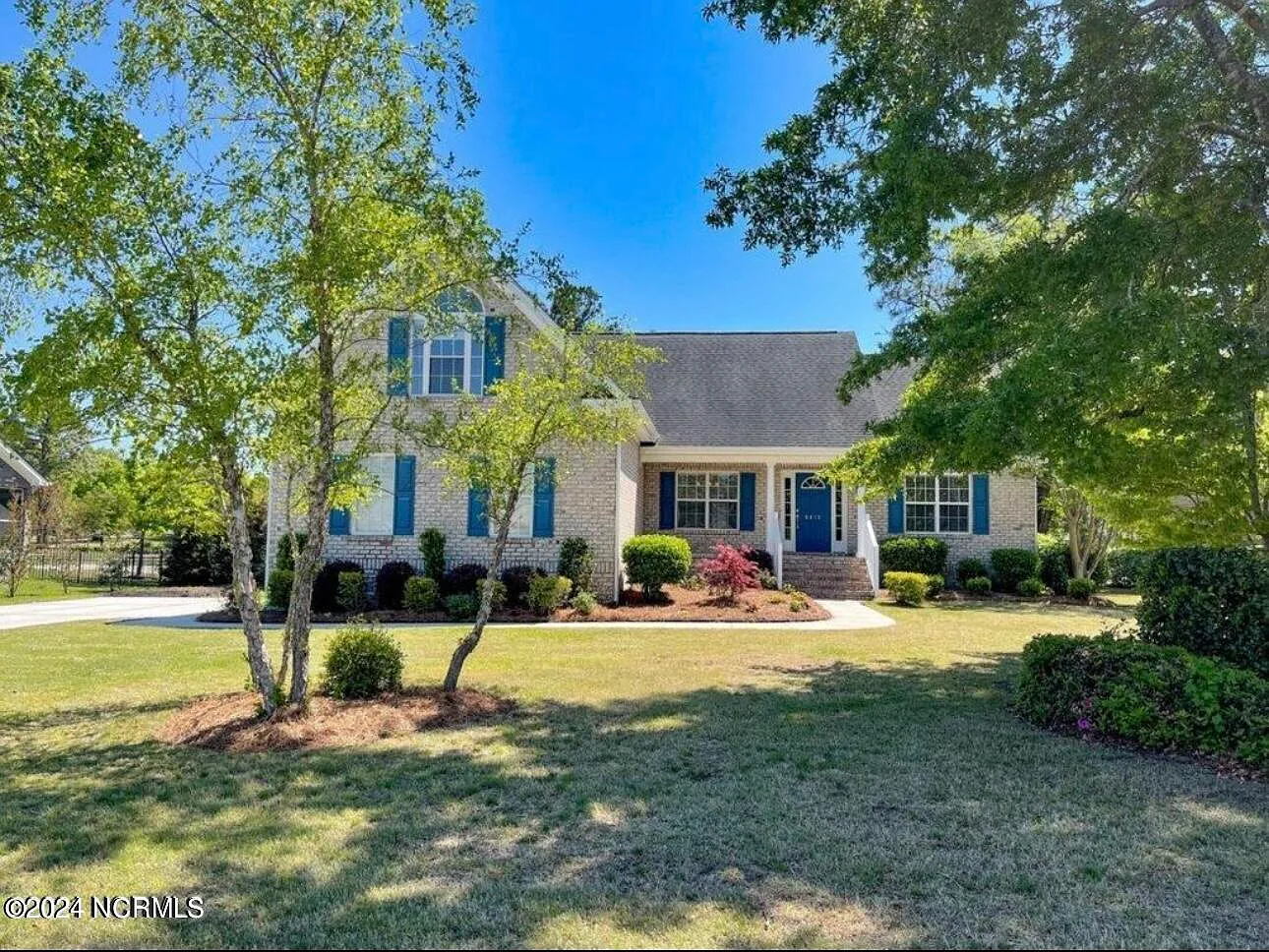 5 bed, 3.0 bath, 2372 sqft, $3,400 — Photo 1