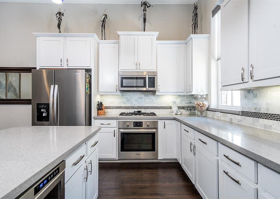 This three story home is conveniently located near the med center in Fannin Station. The island kitchen features a gas cooktop and separate oven.