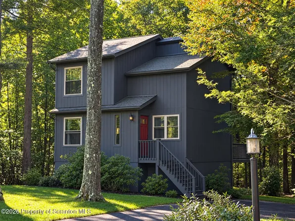 146 Country Club Dr, Gouldsboro, PA 18424