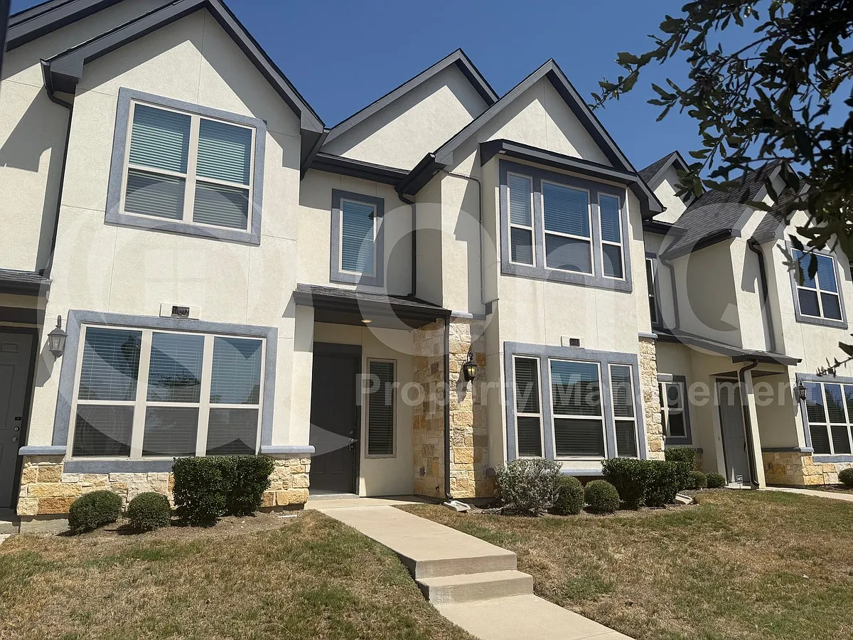 4 bed, 2.5 bath, 2159 sqft, $2,449 — Photo 3