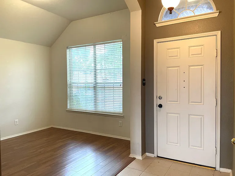6000 White Pine Dr — Photo 2