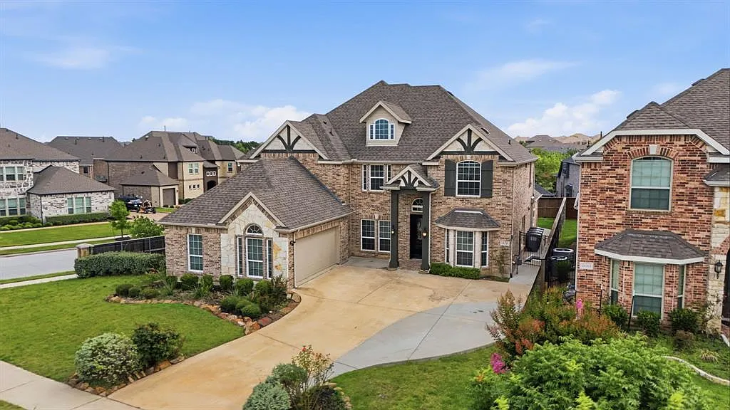 7 bed, 4273 sqft, $4,490 — Photo 1