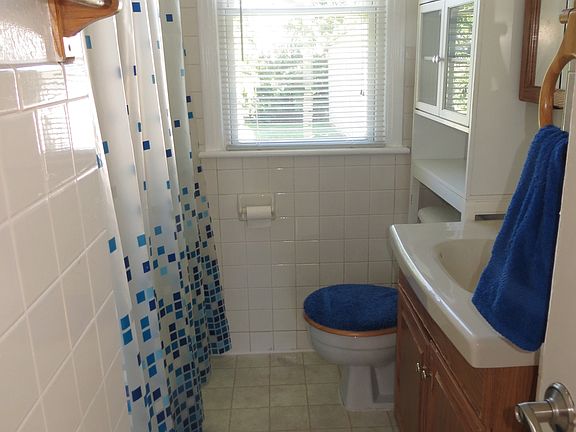 Full bathroom