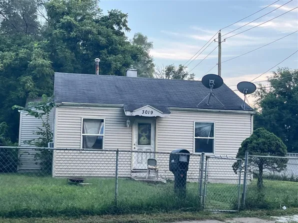3019 Indian Rd, Davenport, IA 52802