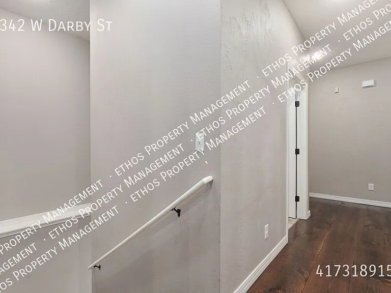 2342 W Darby St — Photo 35