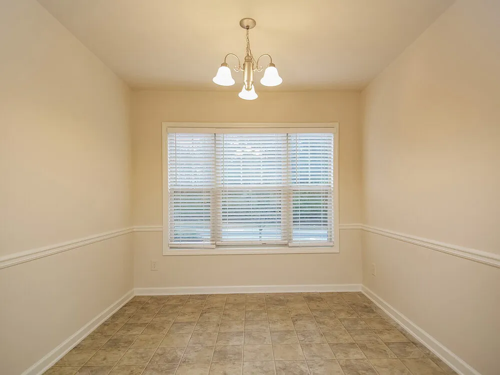 3 bed, 2.0 bath, 1905 sqft, $2,310 — Photo 3