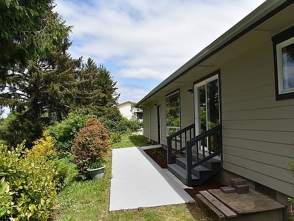 4th image of 360 NE Edgecliff Dr