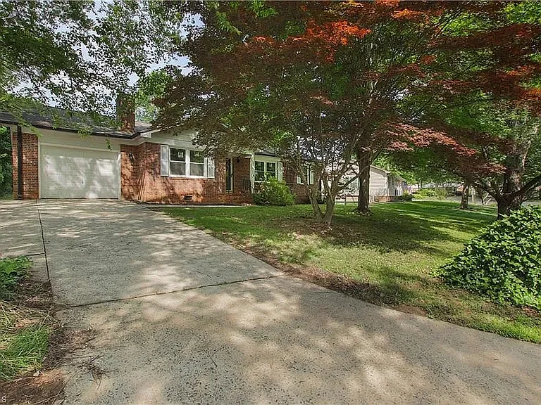 2607 New Garden Rd E — Photo 4