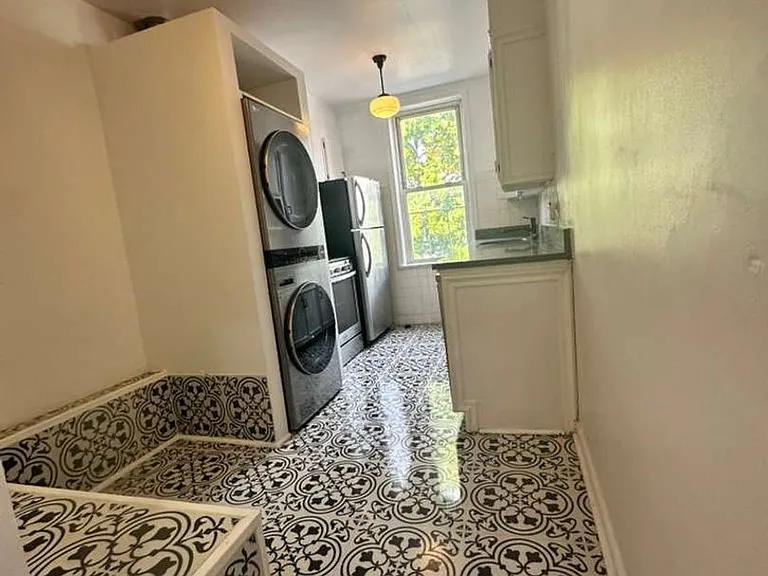 2423 Cambreleng Ave — Photo 17