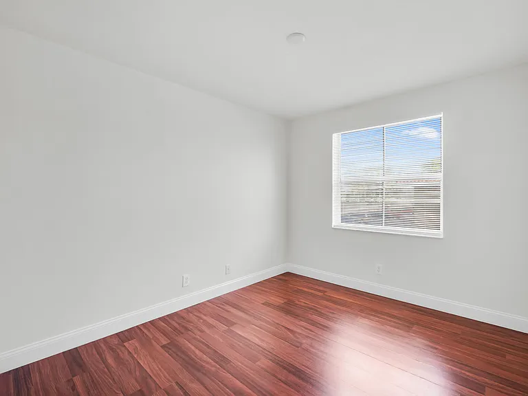 2581 Riverside Dr — Photo 11