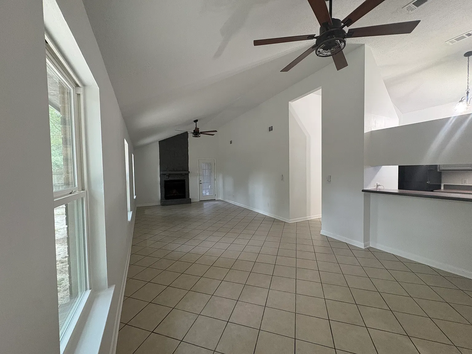 3 bed, 1388 sqft, $1,850 — Photo 4