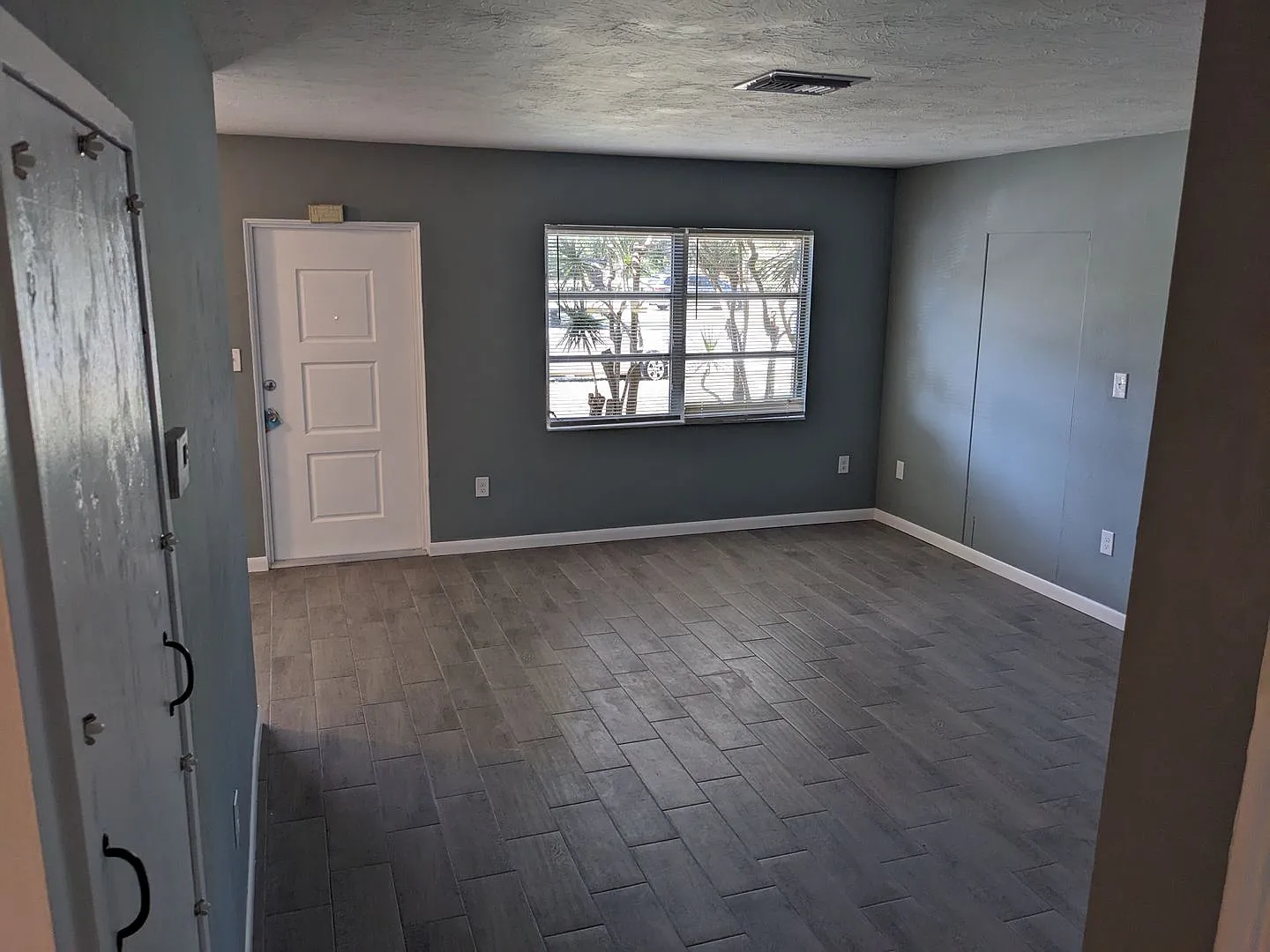 Conveniently located 2/1 Florida home with private backyard — Photo 3