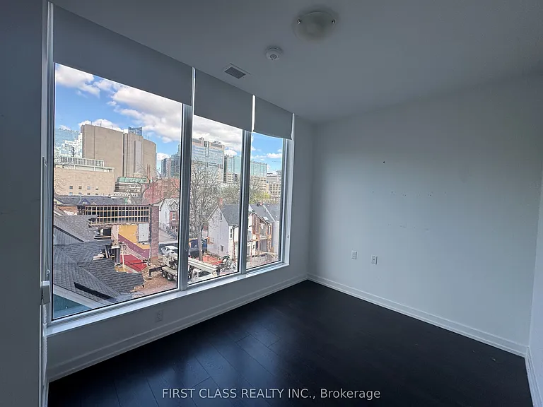 203 College St #407 — Photo 9