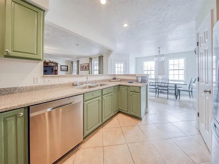 840 Herndon Rd — Photo 10