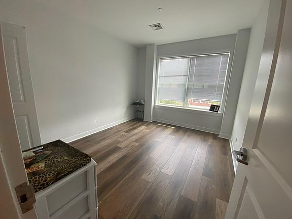 3rd image of 425 New York Ave