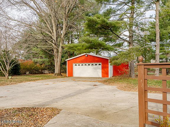3rd image of 391 Mill Circle Dr