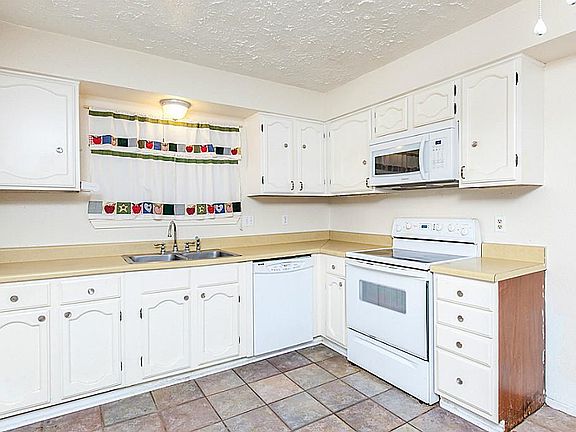3rd image of 2711 Heritage Colony Dr