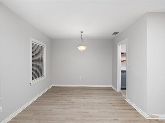4th image of 609 E Gore Ave