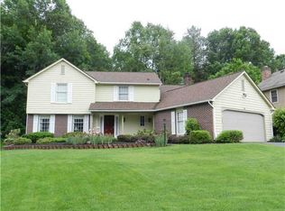 8 Cedarwood Cir, Pittsford, NY 14534