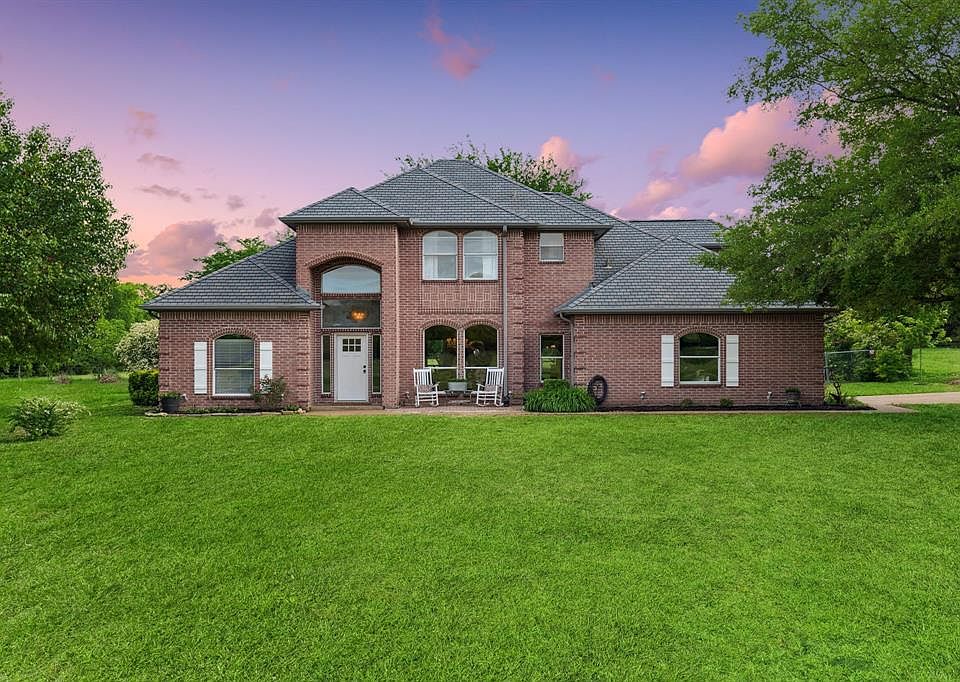 1st image of 652 Eleanor Dr