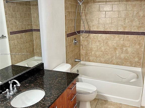 7350 SW 89th St # 1708S bathroom
