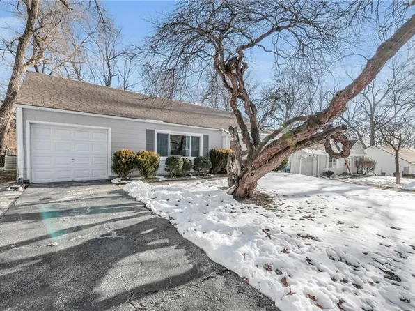 7513 Booth Dr, Prairie Village, KS 66208