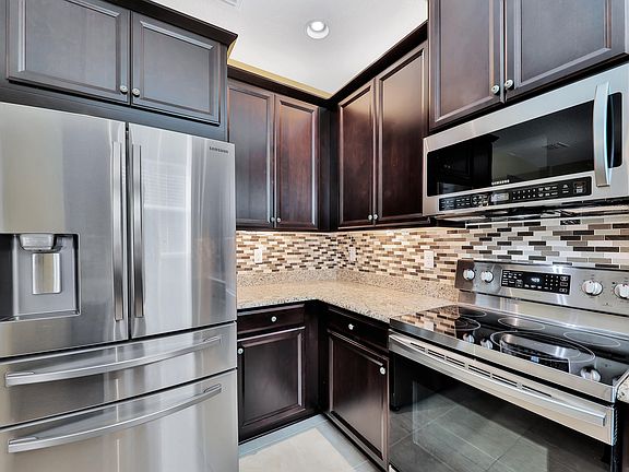 4th image of 165 Richmond Dr