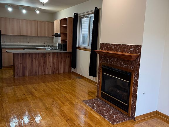 4th image of 1247 W Erie St APT 1