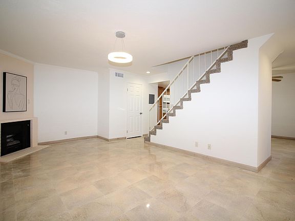 2nd image of 453 E Tujunga Ave #D