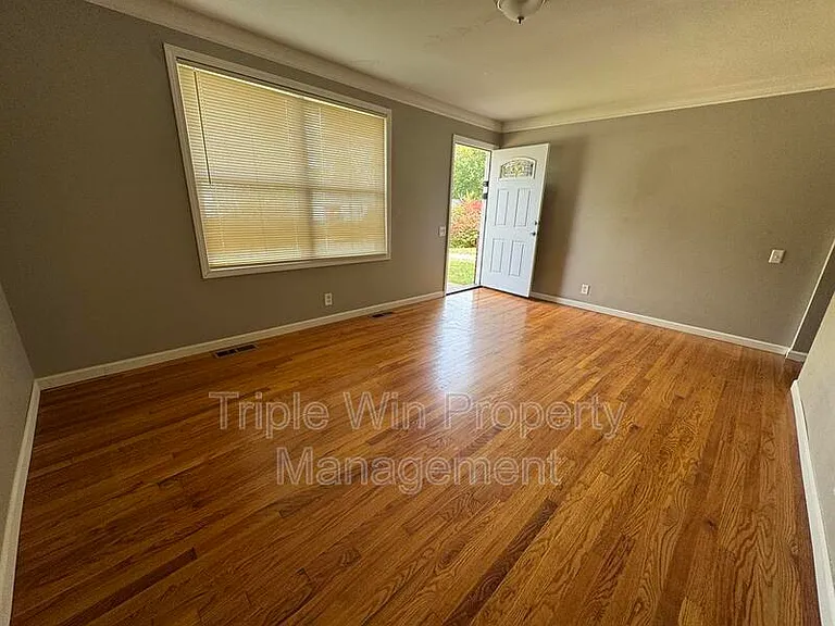 1372 Farmview Ave — Photo 10
