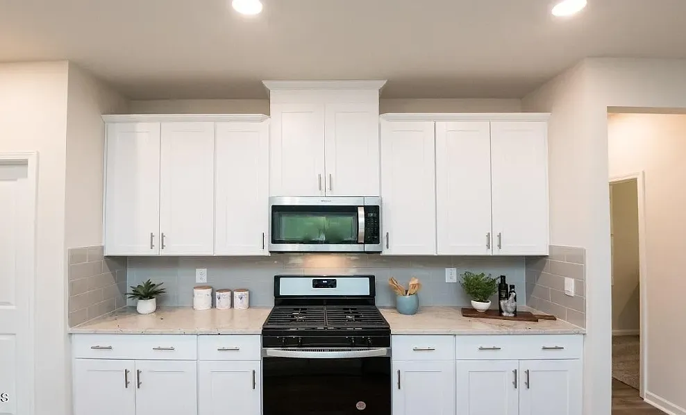 5 bed, 2352 sqft, $2,349 — Photo 4