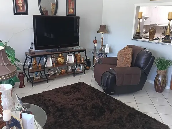 71 Waltham E, West Palm Beach, FL