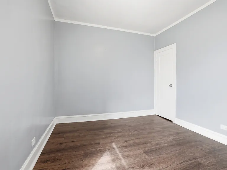 719 W 80th St #2 — Photo 5