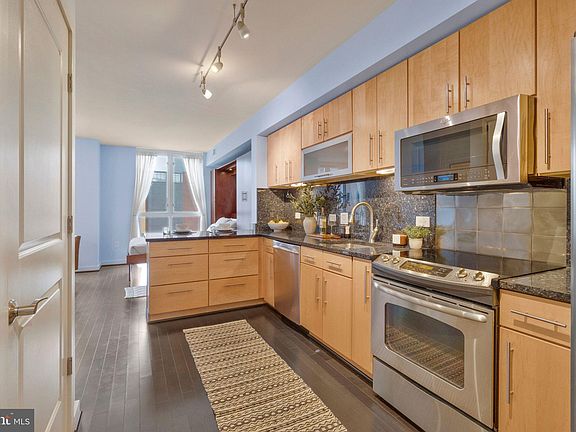 2nd image of 1025 1st St SE APT 907