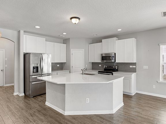 4th image of 92 Fernbrook Dr