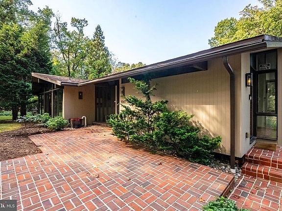 4th image of 1047 Imperial Dr