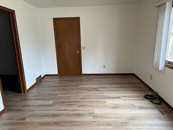 3rd image of 221 E Walnut Ave