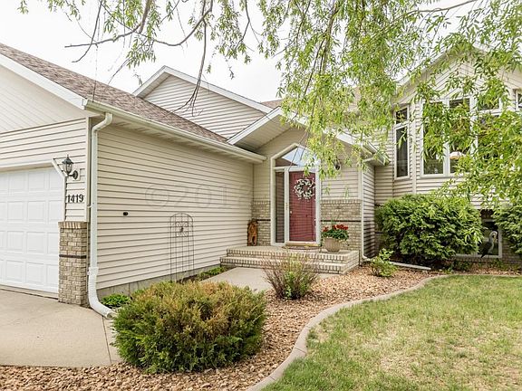 2nd image of 1419 Sommerset Dr