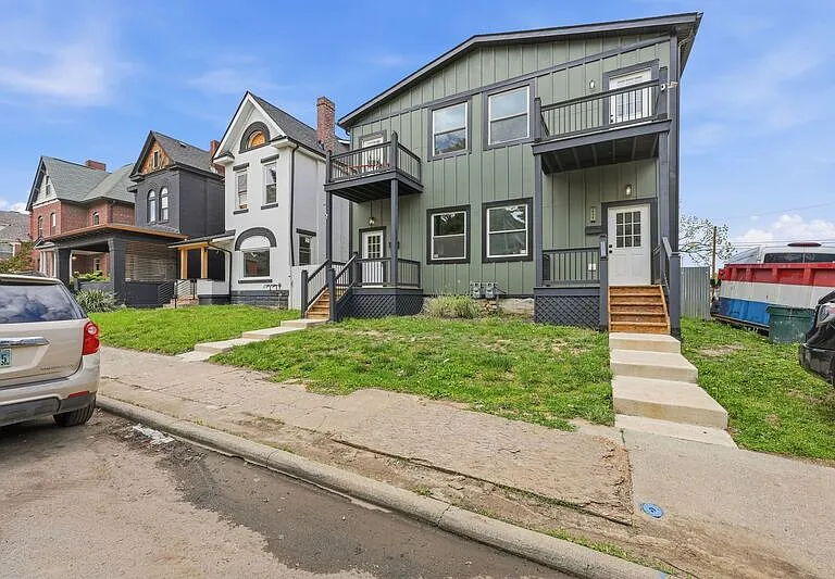 834 Oak St — Photo 1
