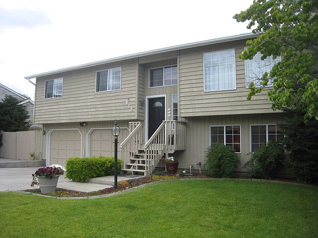 1st image of 912 12th St NE