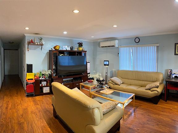 5th image of 2710 Othello Ave