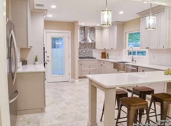 4th image of 218 Robinhood Pl