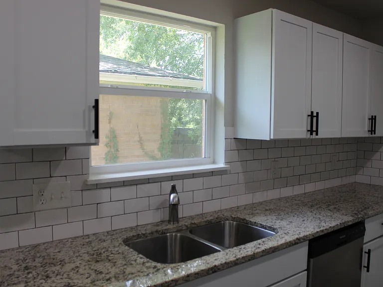 1807 W Scott St — Photo 15