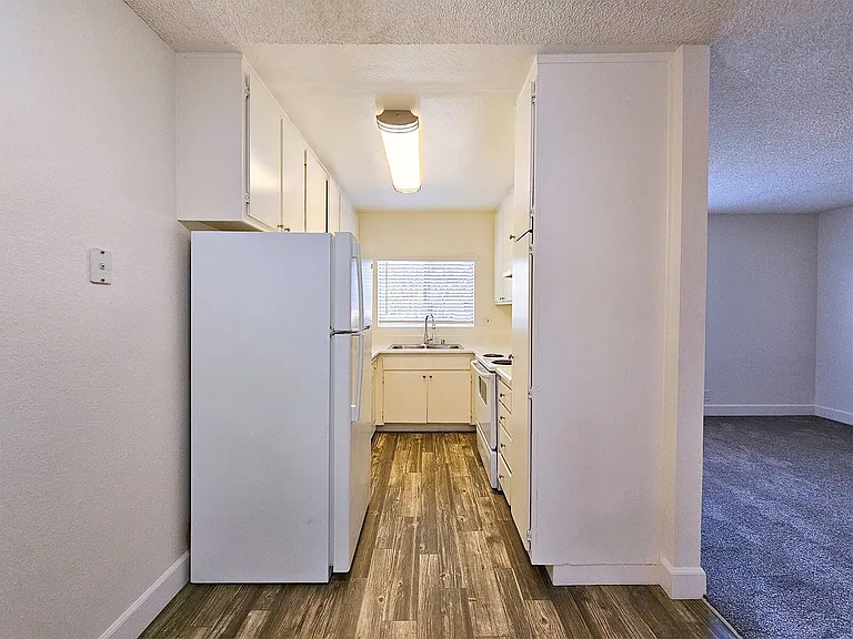 Crestwood Apartments — Photo 6
