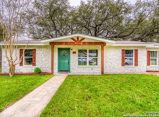 311 Fox Run, Devine, TX 78016