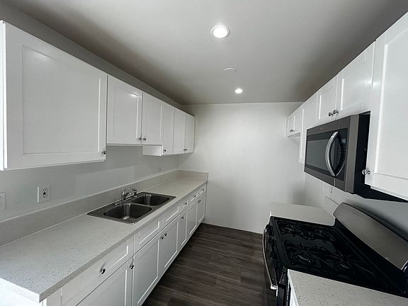 5th image of 6744 Woodley Ave APT 1