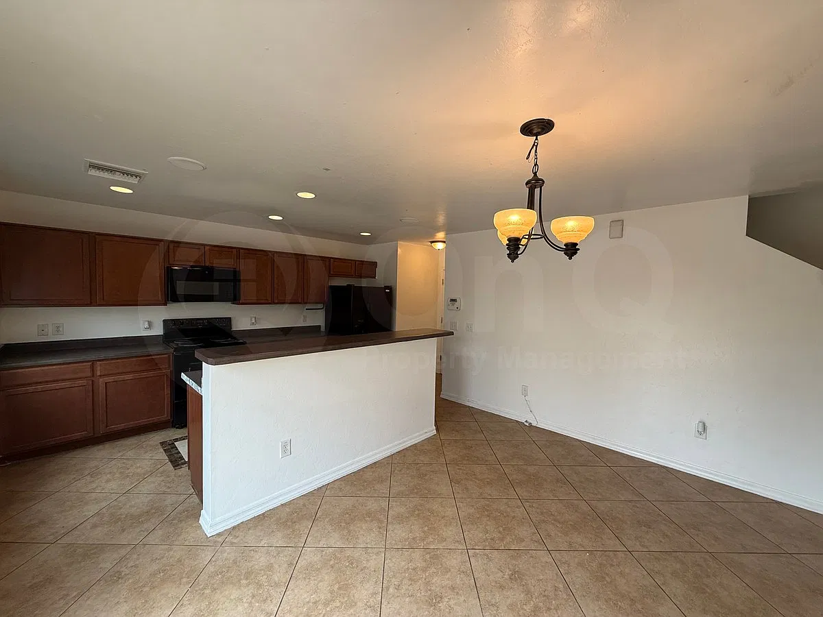 3 bed, 2.5 bath, 1431 sqft, $1,695 — Photo 4
