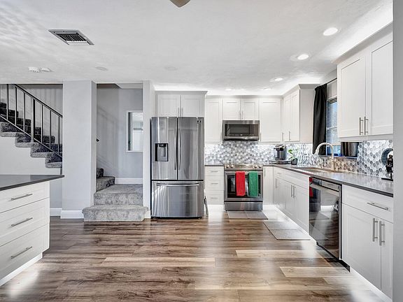 3rd image of 2732 Yale Lane #2732